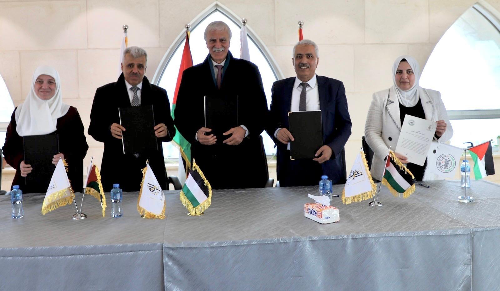 جانب من توقيع الاتفاقيات